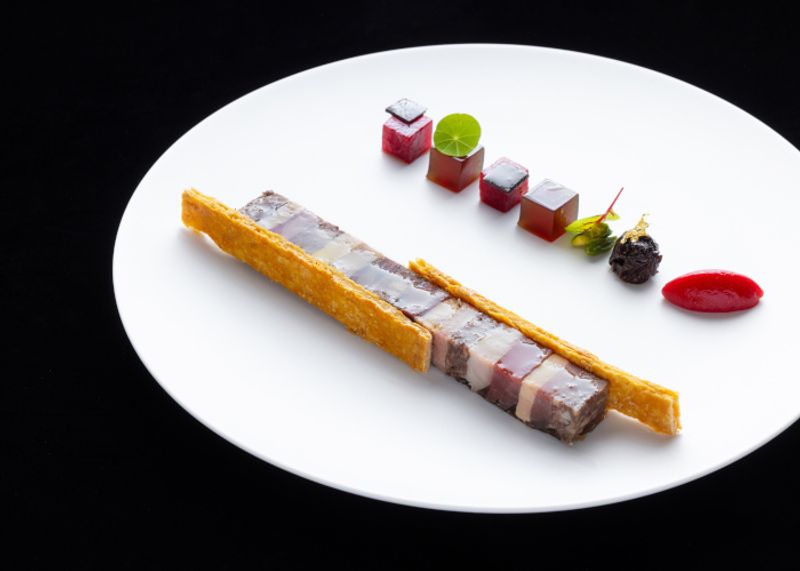 冬が旬。軽井沢の森にたたずむレストランで味わう「王様のジビエ」